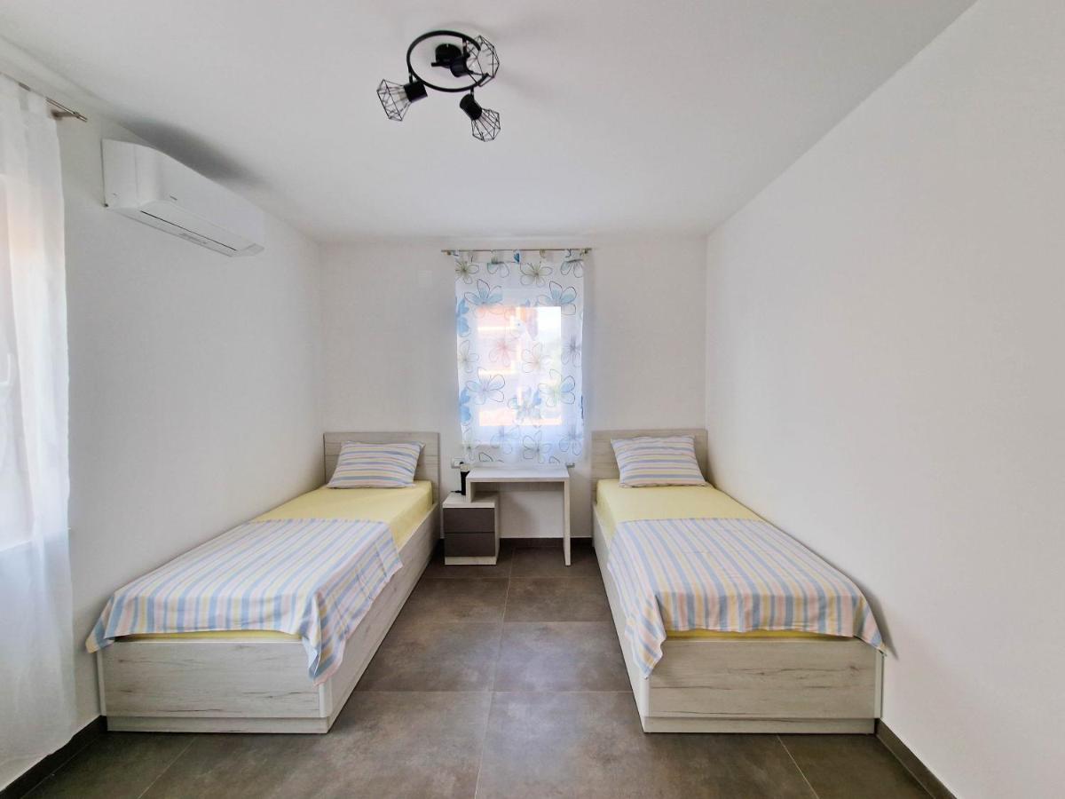 Villa Poseidon Novalja Buitenkant foto